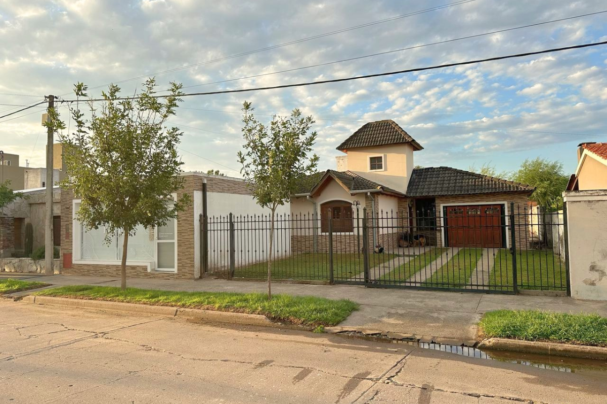 Casa Familiar con Local Comercial